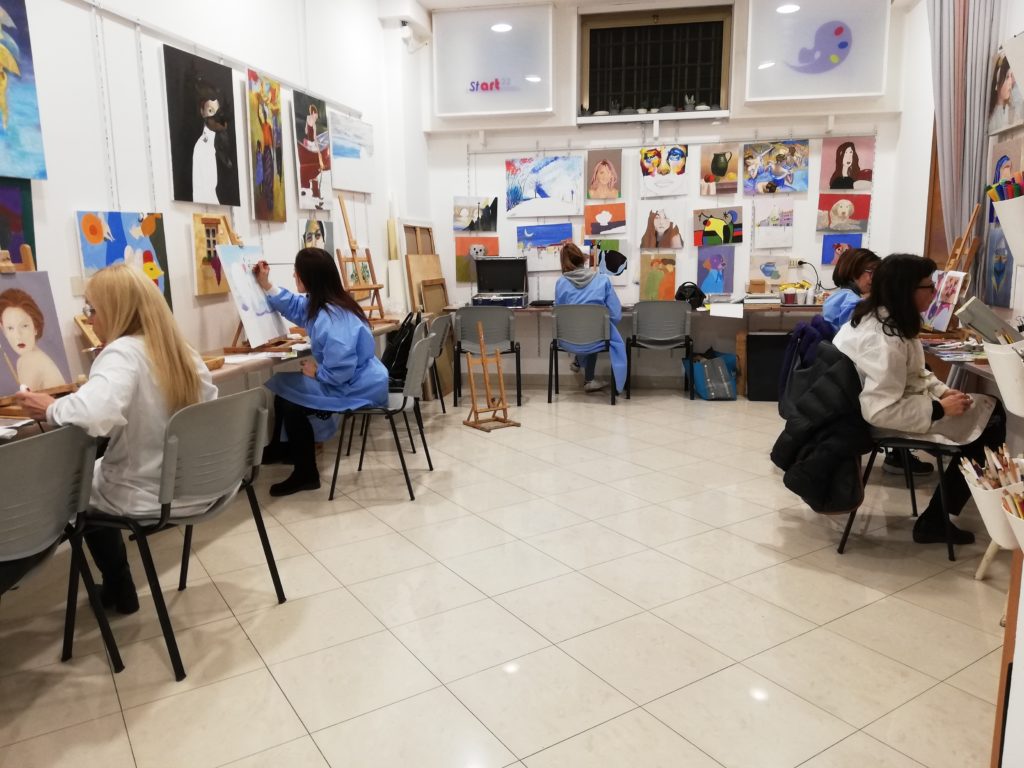 Immagini del corso di disegno e pittura all'interno della scuola Start22 a Roma in zona Eur.